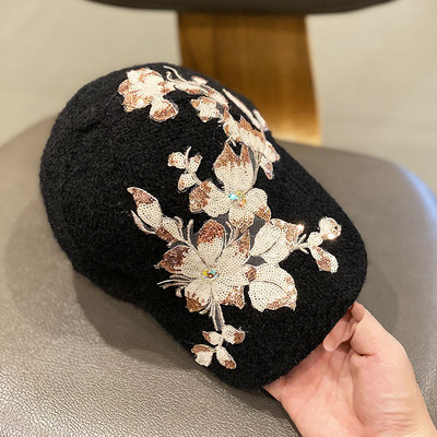 Stílusos női pehelysapka flitterekkel