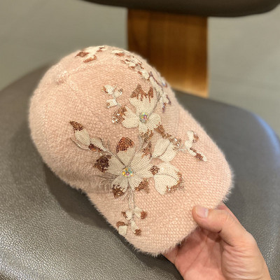 Stílusos női pehelysapka flitterekkel