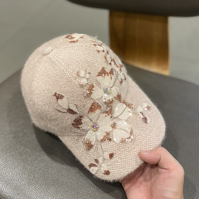 Stílusos női pehelysapka flitterekkel