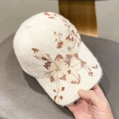 Stílusos női pehelysapka flitterekkel