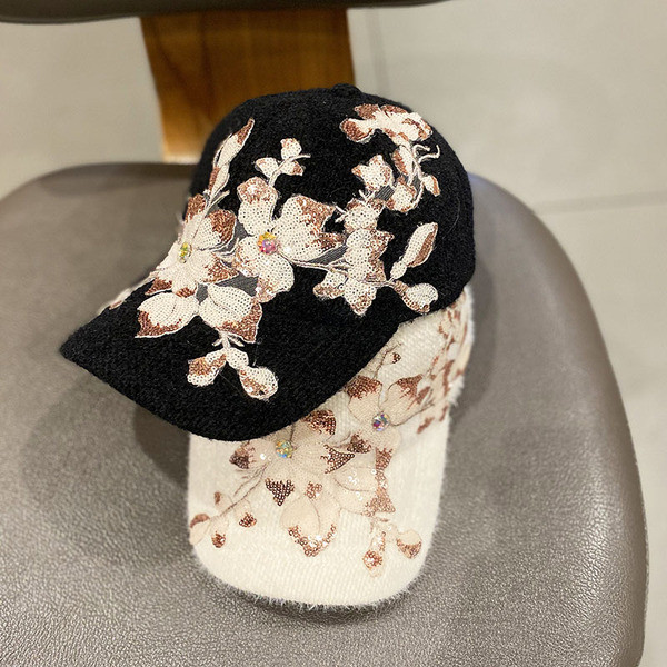 Stílusos női pehelysapka flitterekkel