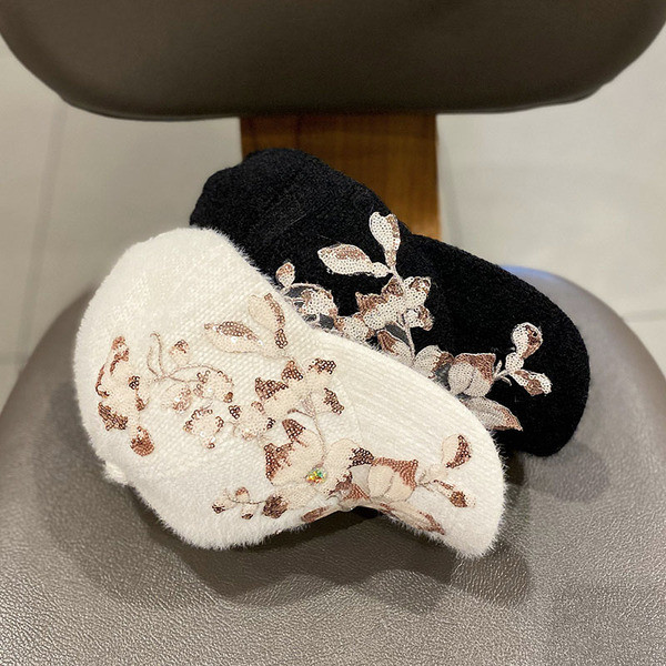 Stílusos női pehelysapka flitterekkel