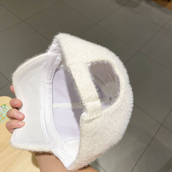 Stílusos női pehelysapka flitterekkel