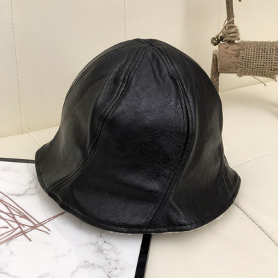 Tiszta női sapka műbőrből, puha béléssel