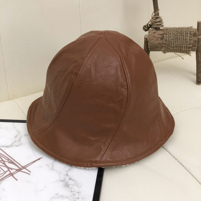 Tiszta női sapka műbőrből, puha béléssel