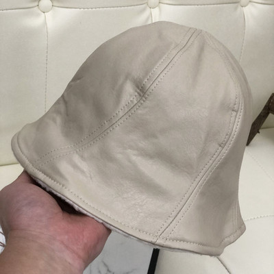 Tiszta női sapka műbőrből, puha béléssel