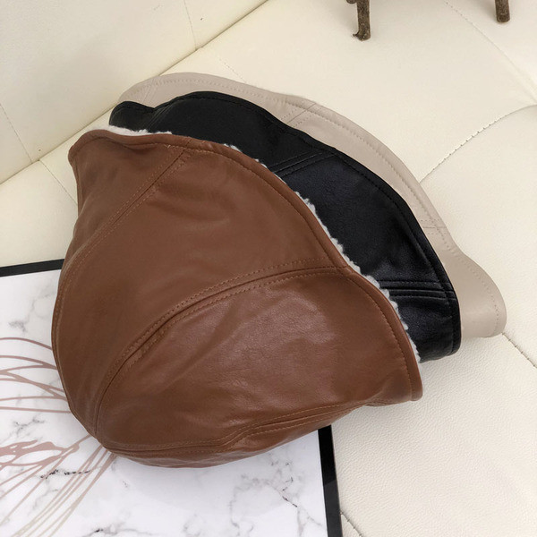 Tiszta női sapka műbőrből, puha béléssel