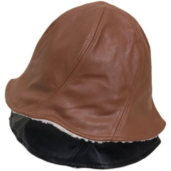 Tiszta női sapka műbőrből, puha béléssel