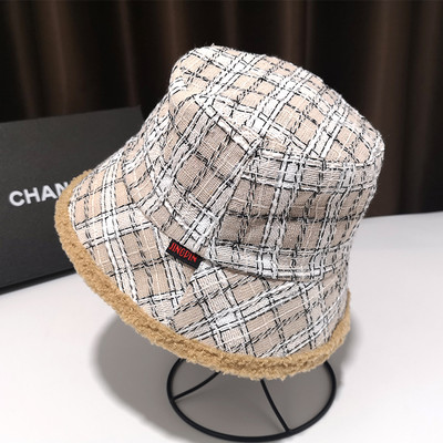 Őszre és télre alkalmas női sapka különböző színekben