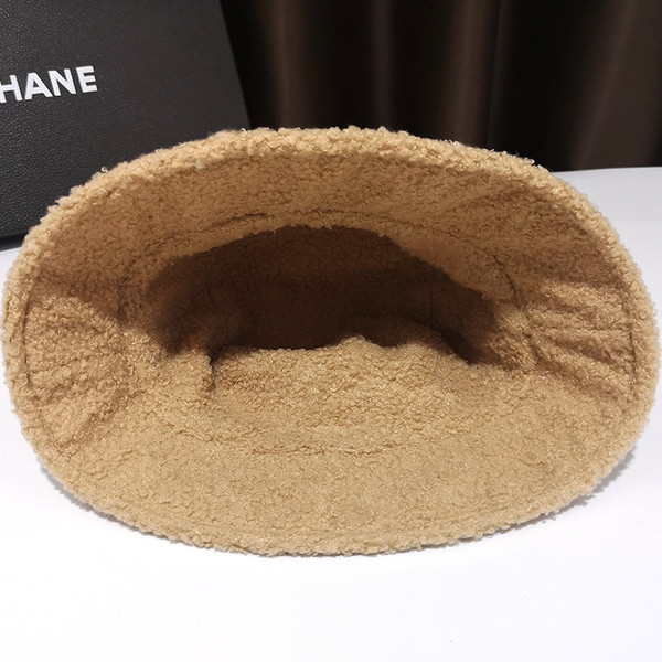 Őszre és télre alkalmas női sapka különböző színekben