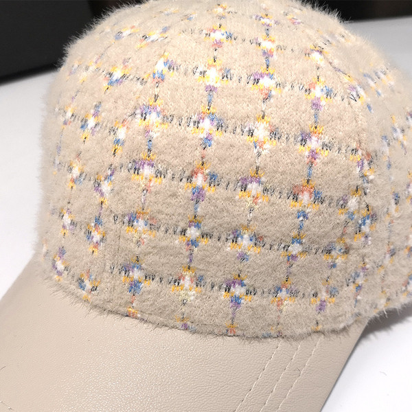 Plüss női sapka napellenzővel több színben