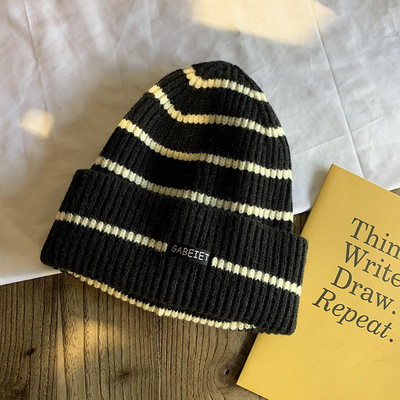 Női csíkos sapka emblémával