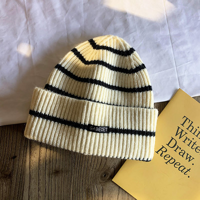 Női csíkos sapka emblémával