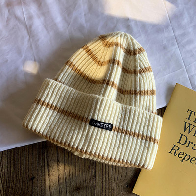 Női csíkos sapka emblémával