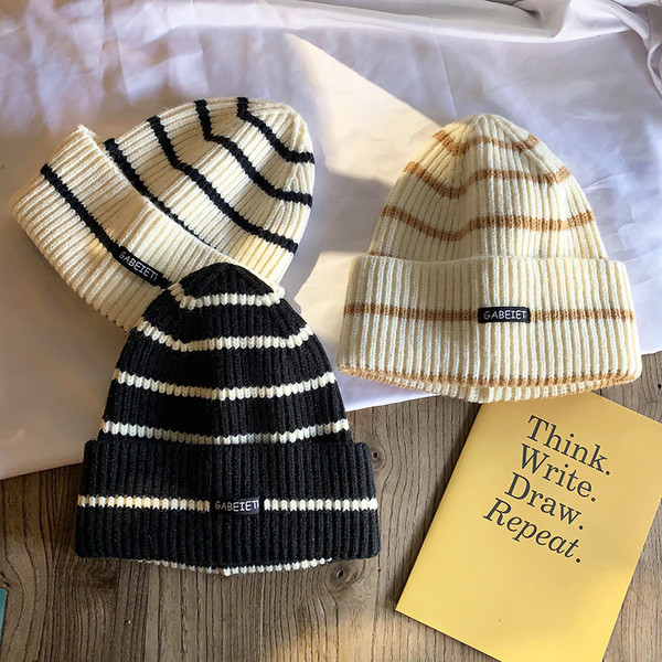 Női csíkos sapka emblémával