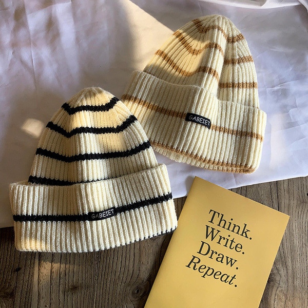 Női csíkos sapka emblémával