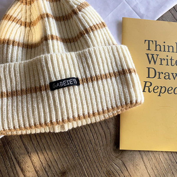 Női csíkos sapka emblémával