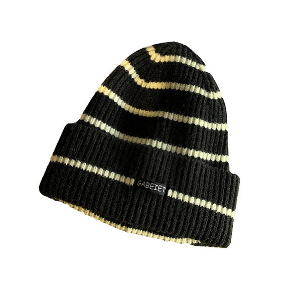 Női csíkos sapka emblémával