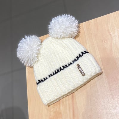 Női téli kötött sapka pomponnal
