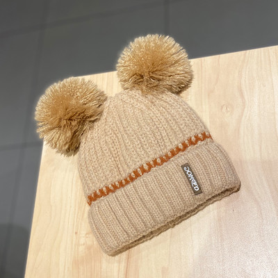 Női téli kötött sapka pomponnal