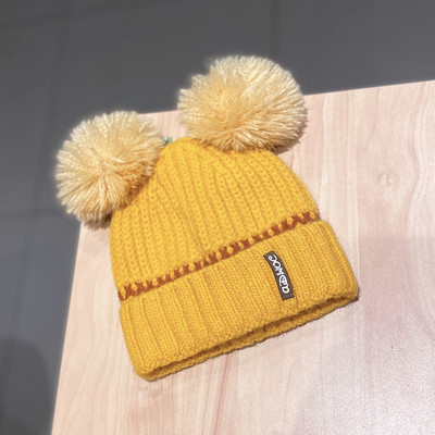 Női téli kötött sapka pomponnal