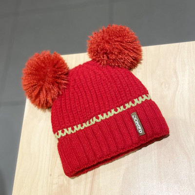 Női téli kötött sapka pomponnal