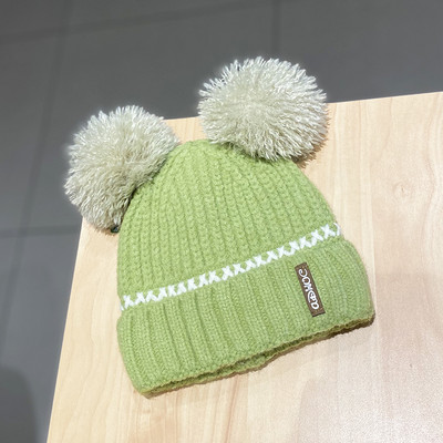 Női téli kötött sapka pomponnal