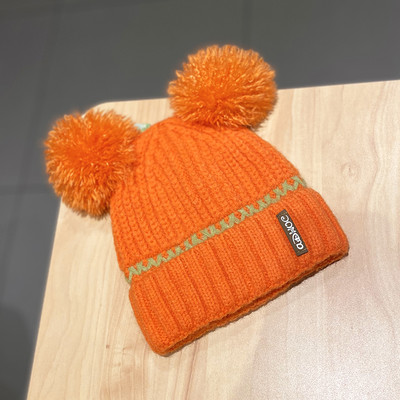 Női téli kötött sapka pomponnal