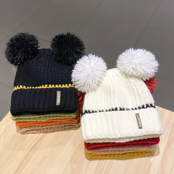 Női téli kötött sapka pomponnal