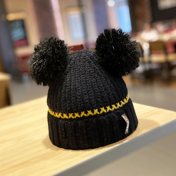 Női téli kötött sapka pomponnal