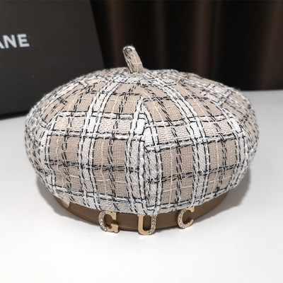 Beret típusú sapka fém díszítéssel, két színben