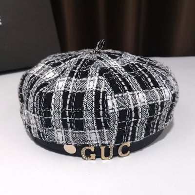 Beret típusú sapka fém díszítéssel, két színben