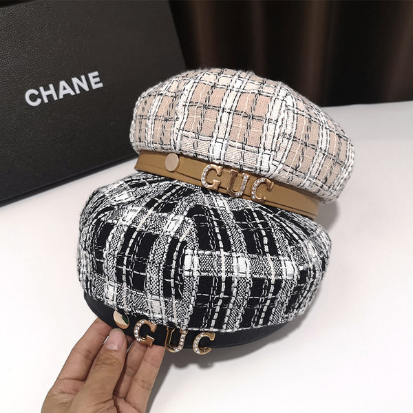 Beret típusú sapka fém díszítéssel, két színben