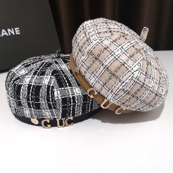 Beret típusú sapka fém díszítéssel, két színben