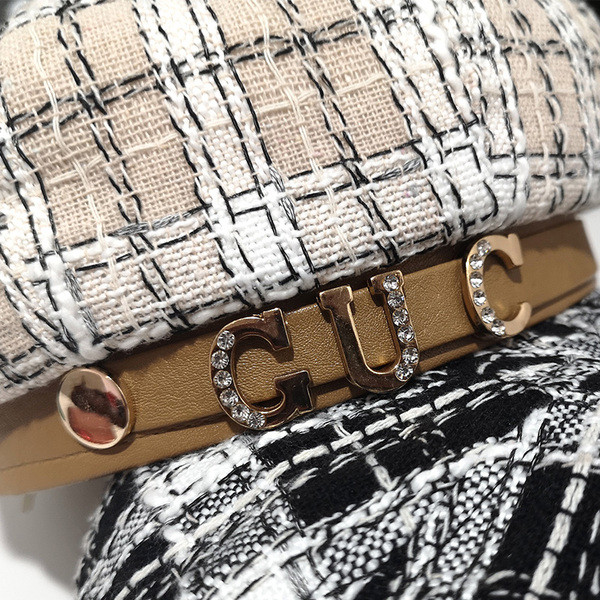 Beret típusú sapka fém díszítéssel, két színben