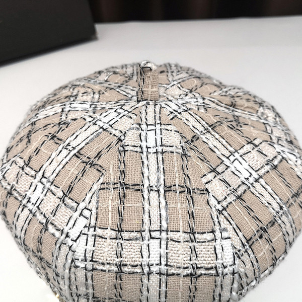 Beret típusú sapka fém díszítéssel, két színben