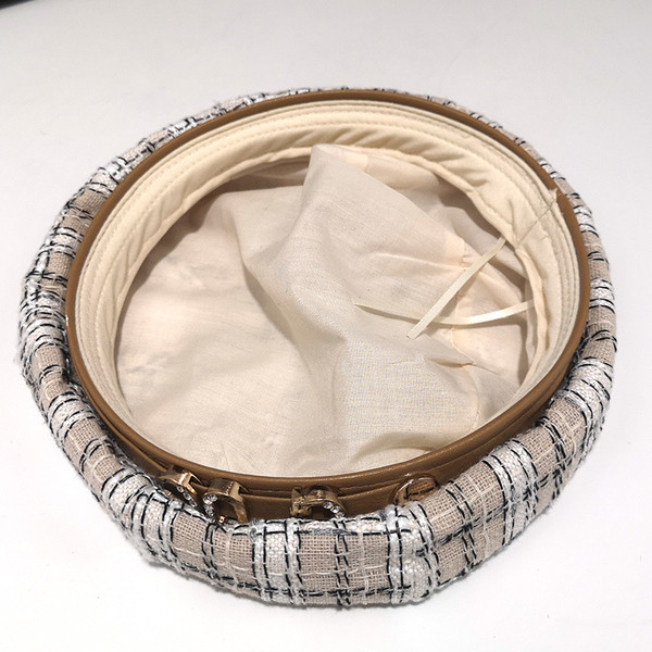 Beret típusú sapka fém díszítéssel, két színben