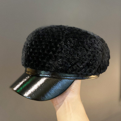 Női pehelysapka bőr ellenzővel