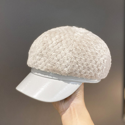 Női pehelysapka bőr ellenzővel