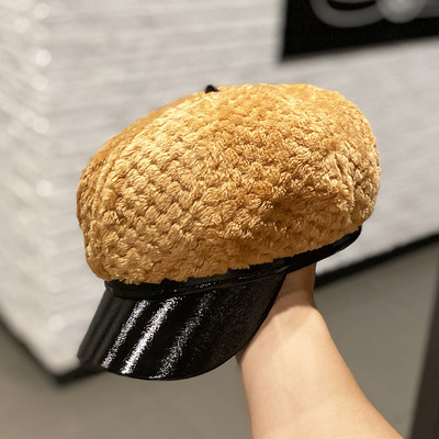 Női pehelysapka bőr ellenzővel