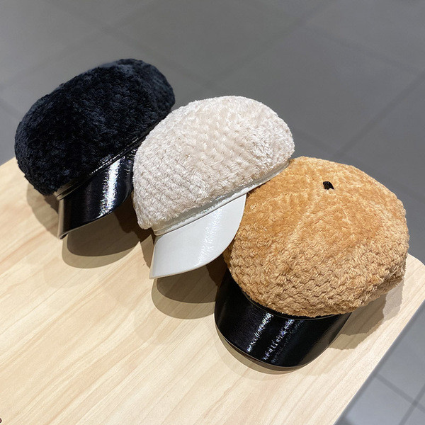Női pehelysapka bőr ellenzővel
