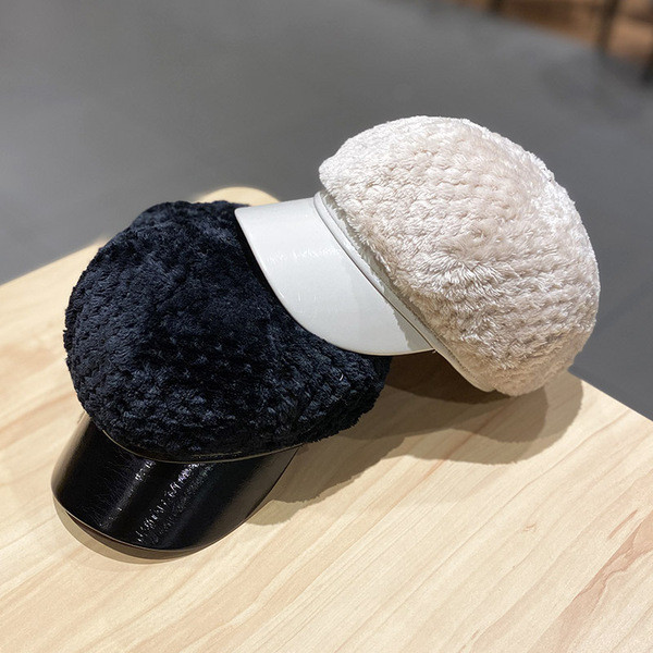 Női pehelysapka bőr ellenzővel