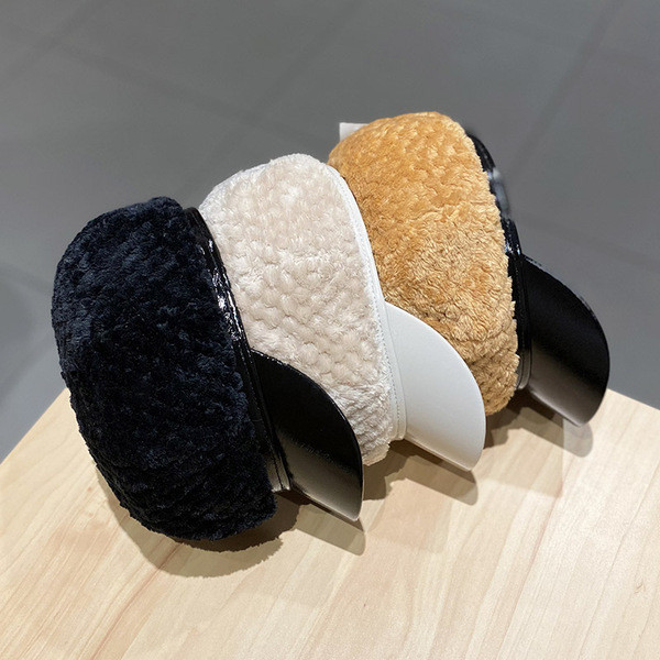 Női pehelysapka bőr ellenzővel