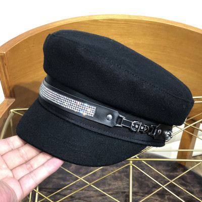 Stílusos női sapka kövekkel