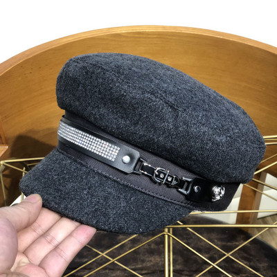 Stílusos női sapka kövekkel