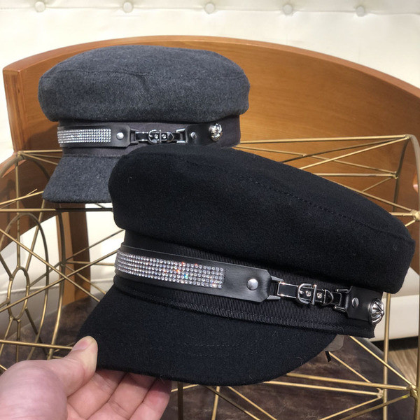 Stílusos női sapka kövekkel