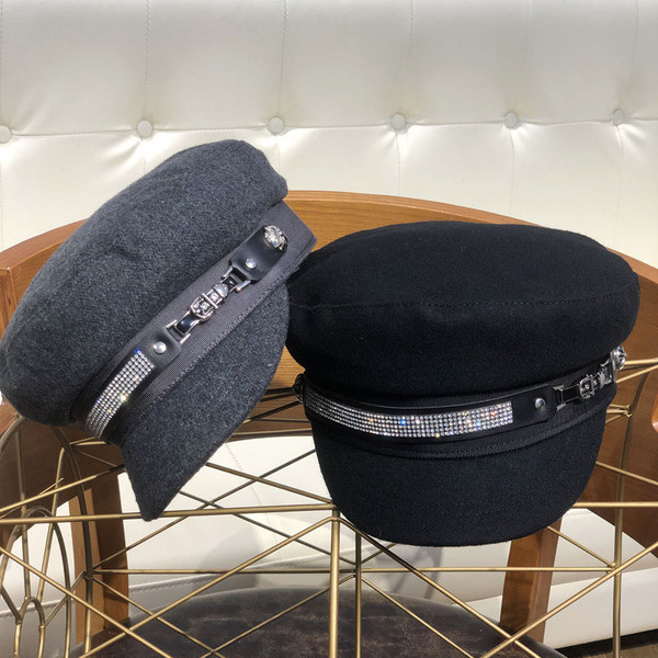 Stílusos női sapka kövekkel