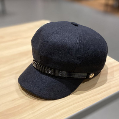 Női sapka napellenzővel és fém elemmel