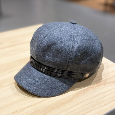 Női sapka napellenzővel és fém elemmel