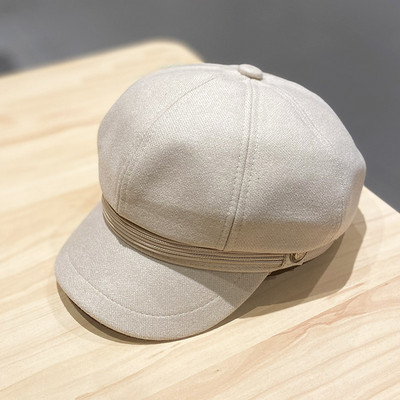 Női sapka napellenzővel és fém elemmel